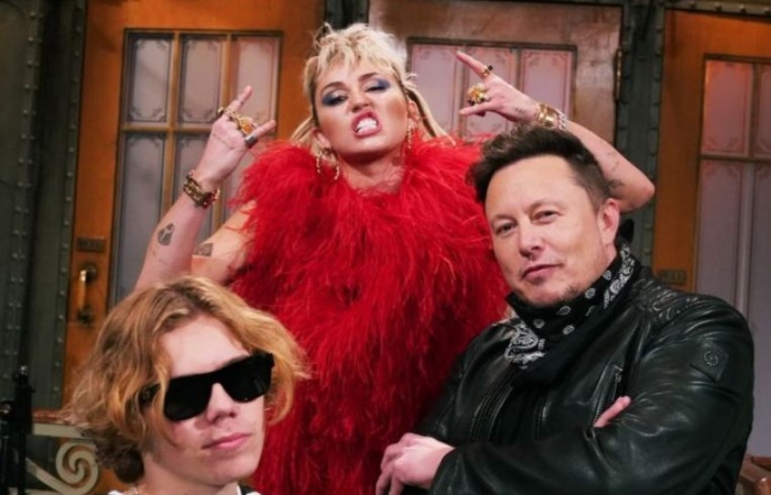 349323 8189339 updates 'SNL' host Elon Musk takes a Saturday off from Tesla's troubles