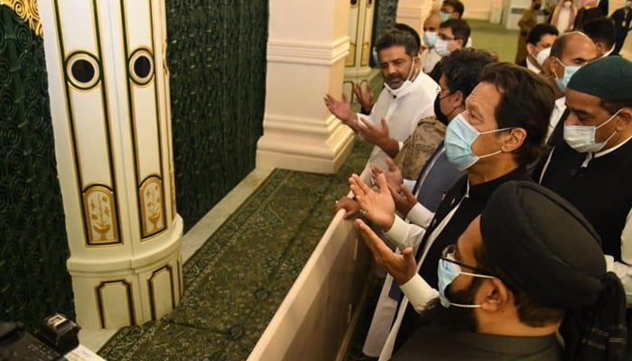 PM Imran Khan pays respects at Roza-e-Rasool (PBUH) in Madinah