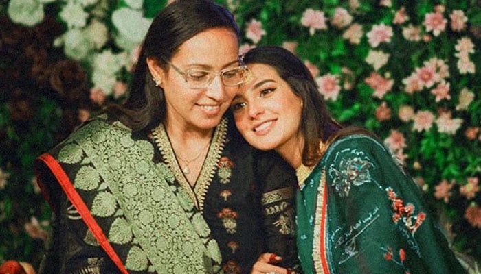Iqra Aziz shares a heartfelt note for mom on Mother’s Day