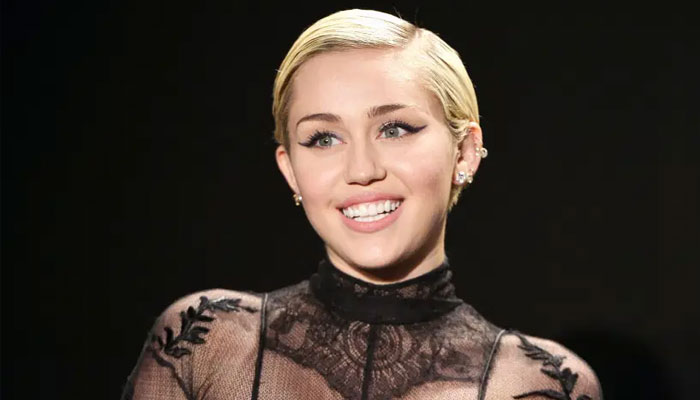 Miley Cyrus honors Mother’s Day in SNL performance