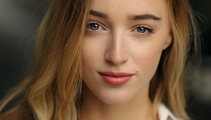 Netflix S Bridgerton Star Phoebe Dynevor Basks Under Drama Glory