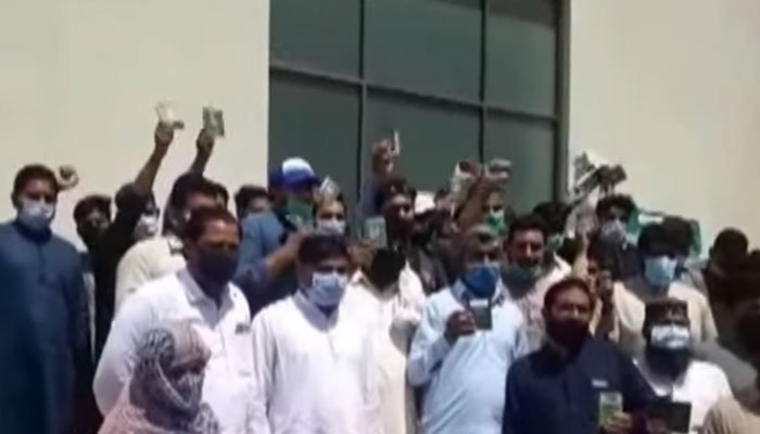 Passengers travelling to Saudi Arabia protest at Expo Center Lahore over COVID-19 vaccine issue