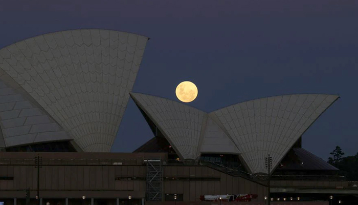 'Super Blood Moon': Stargazers across Pacific cast eyes skyward