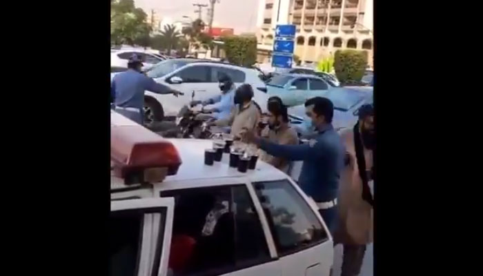 Watch: Rawalpindi traffic police offer drinks to commuters amid sweltering heat