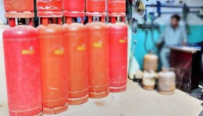 Price for domestic LPG cylinders goes up by Rs5