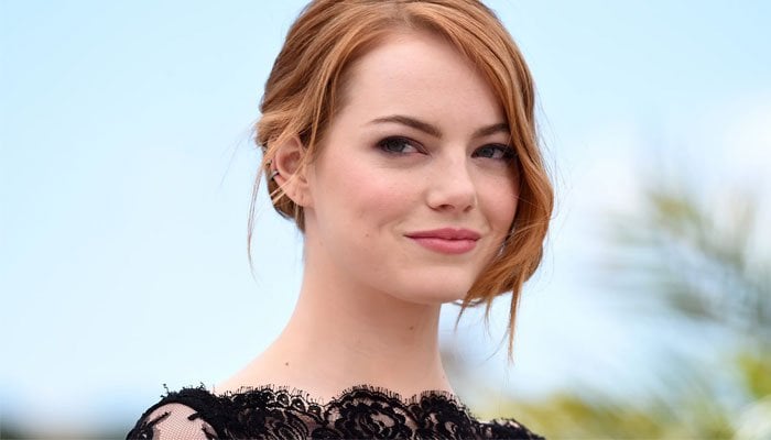 Emma Stone shoots down claims that she broke shoulder in Spice Girls concert