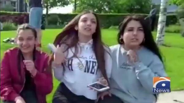 بریڈ فورڈ کے سٹی پارک میں برطانوی دھوپ دن سے لطف اندوز ہو رہے ہیں