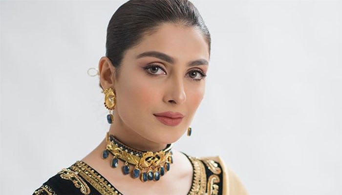 Ayeza Khan reaches 100,000 followers on TikTok