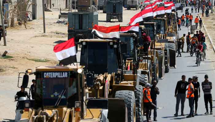 Egypt sends building equipment to begin Gaza reconstruction