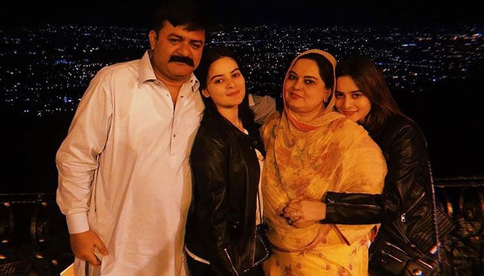 Aiman Khan misses her late father in month of his birthday