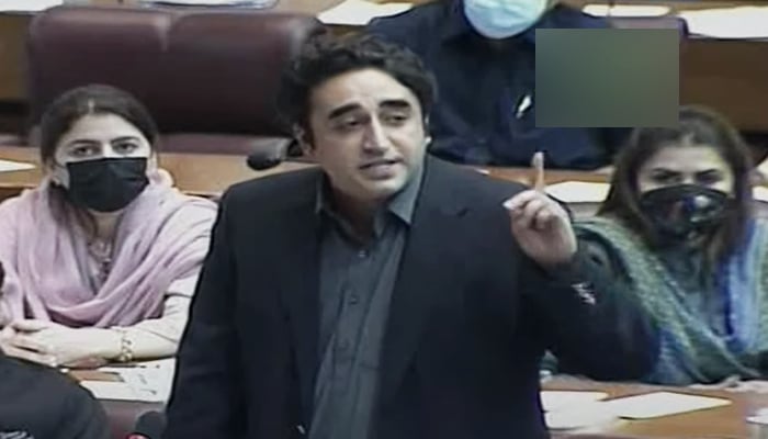 Bilawal berates govt over Ghotki train accident