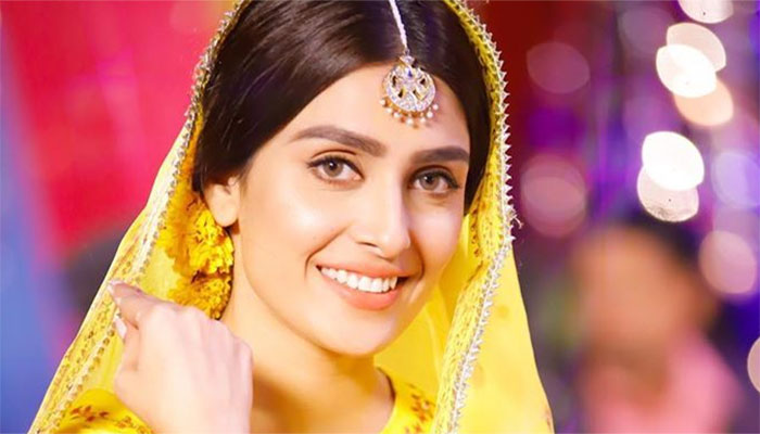 Ayeza Khan shares words of wisdom for fellow showbiz stars