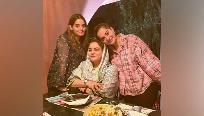 Aiman Khan shares adorable snap with mother, Minal Khan