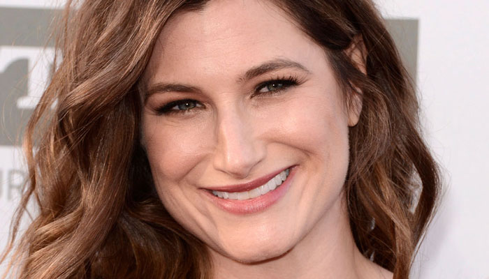 Kathryn Hahn says sorry to Justin Bieber for beating him on music chart