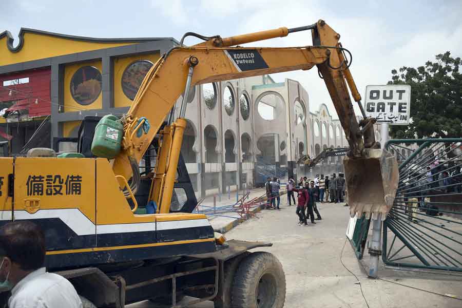 Workers of the Anti-Encroachments Cell demolishing the Pavilion End Club building on the orders of the Supreme Court, at Aladdin Park, Gulshan-e-Iqbal, Karachi, on June 15, 2021. — Online photo by Sabir Mazhar