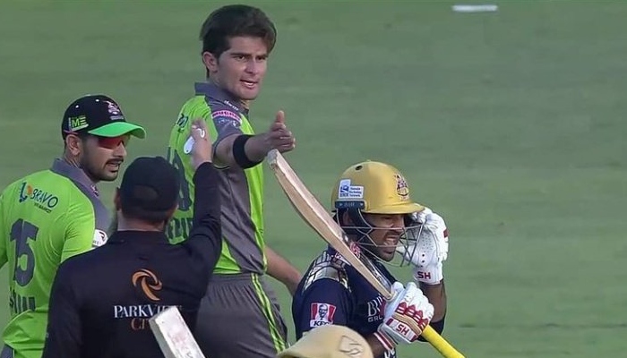 Shaheen Afridi exchanges heated words with Quetta Gladiators Sarfaraz Ahmed after his delivery struck the former Pakistan skipper on the helmet. Photo: Twitter