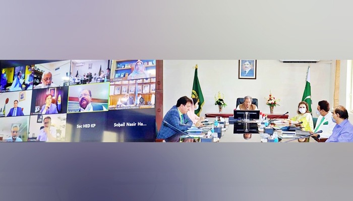 Federal Education Minister Shafqat Mehmood presiding over a meeting of PEC, VCs of universities and HEC officials. Photo: Twitter/Education Ministry