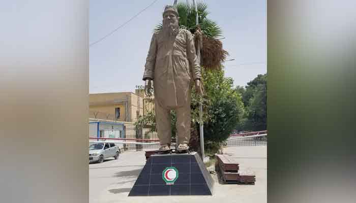 The 16.5 feet sculpture of humanitarian Abdul Sattar Edhi installed at Quettas Edhi chowk. Photo: Twitter/Sikander Ali Hulio