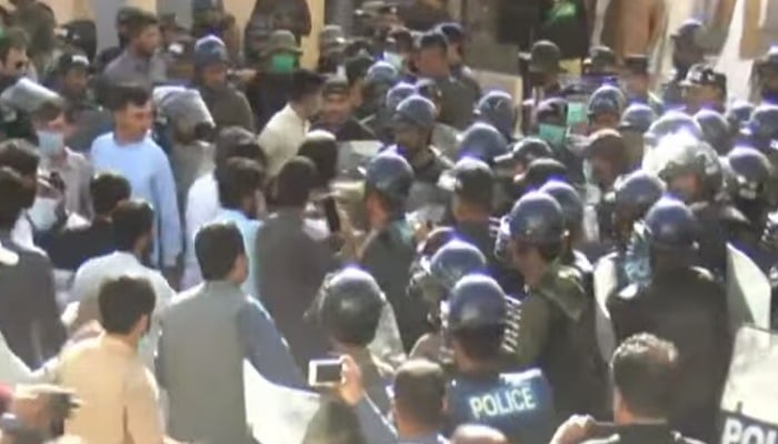 Police try to quell protests at the Balochistan Assembly. Photo: Geo News screengrab