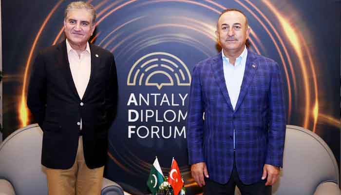 Minister for Foreign Affairs Shah Mahmood Qureshi with Turkish counterpart Mevlüt Çavusoglu, in Antalya, on June 20, 2021. — PID