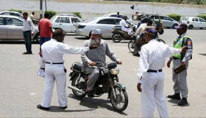 Karachi: 400 traffic cops not carrying out their patrolling jobs 