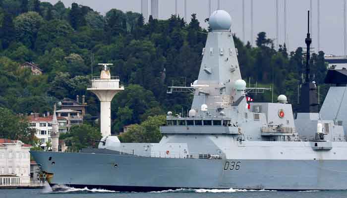 British Royal Navys Type 45 destroyer HMS Defender sets sail in the Bosphorus, on its way to the Black Sea, in Istanbul, Turkey June 14, 2021. Picture taken June 14, 2021. Photo: Reuters