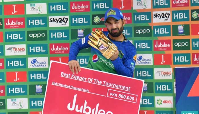 Mohammad Rizwan with his PSL 2021 Best Keeper of the Tournament award.