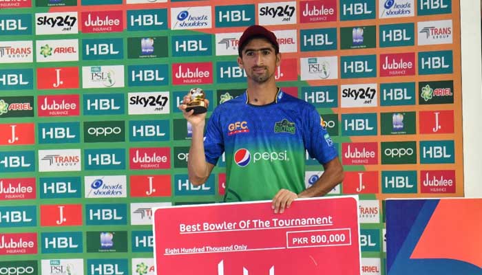 Shahnawaz Dahani after receiving his Best Bowler of The Tournament award of the PSL 2021.