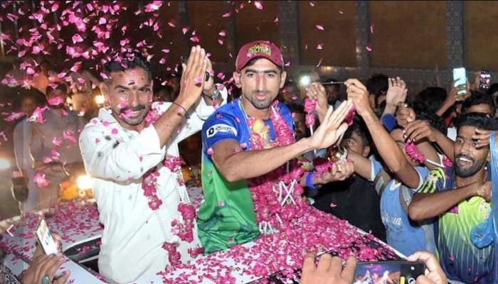 Fans shower rose petals on Shahnawaz Dahani as he returns to Larkana, triumphant. Photo: Dahani Twitter account
