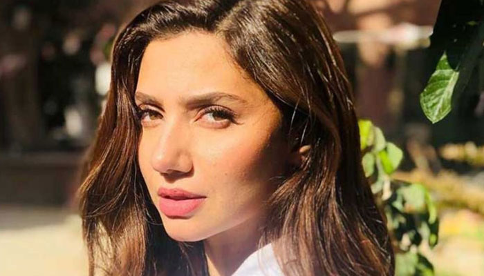 Des célébrités félicitent Mahira Khan pour avoir terminé 10 ans dans l'industrie