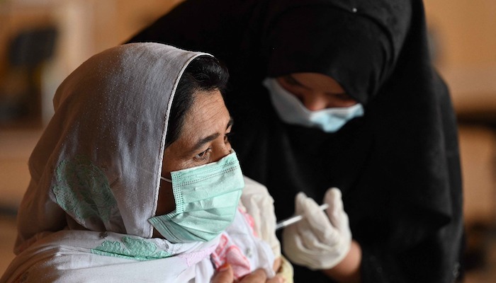Islamabad citizens kick down doors of mass coronavirus vaccination centre, guards injured