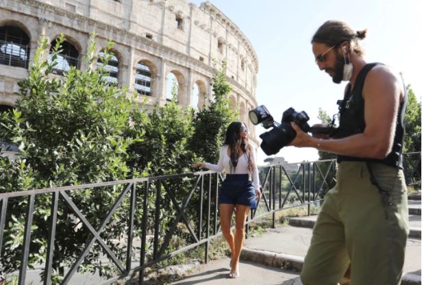 Kim Kardashian makes pitt stop at the Colosseum during Roman Holiday