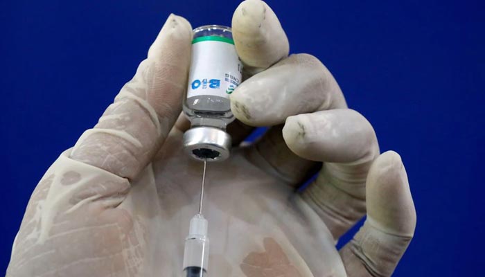 A paramedic prepares a dose of the coronavirus disease (COVID-19) vaccine before administering it to a resident, at a vaccination center in Karachi, Pakistan April 1, 2021. — Reuters/File