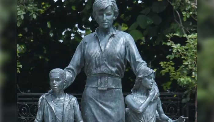 Kensington Palace explains why Princess Diana’s statue includes kids