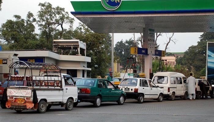 Long queues outside CNG stations. Photo: Geo News File