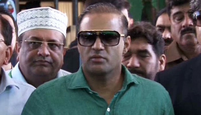 PML-N leader Abid Sher Ali speaks to the media. Photo: File