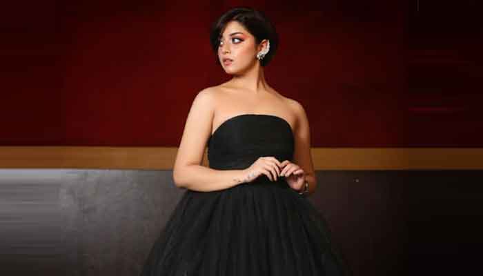 Alizeh Shah responds to trolls by sharing new stunning pics in strapless gown