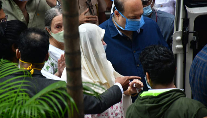 Dejected Saira Banu takes husband Dilip Kumars mortal remains home