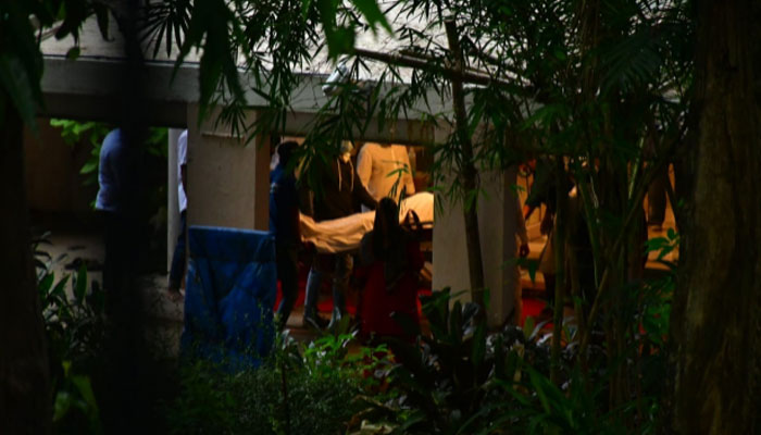 Dejected Saira Banu takes husband Dilip Kumars mortal remains home