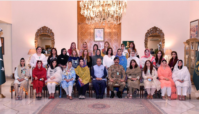 President Dr Arif Alvi in a group photo with the participants of 7th National Workshop on Balochistan at Aiwan-e-Sadr, on July 7, 2021. — PID/File