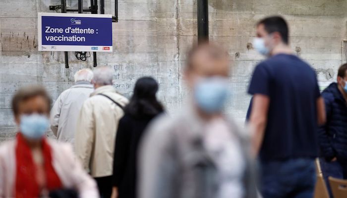 People wait before receiving a dose of COVID-19 vaccine in a vaccination center in Saint-Nazaire as part of the coronavirus disease (COVID-19) vaccination campaign in France, May 28, 2021. Photo: Reuters