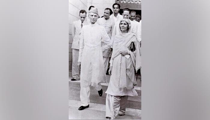 Madr-e-Millat Fatima Jinnah (right) can be seen walking alongside Quaid-e-Azam Muhammad Ali Jinnah (left). — Twitter