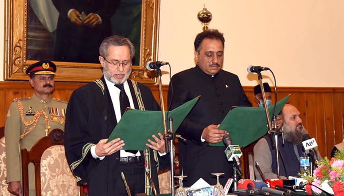 Chief Justice of Balochistan High Court Justice Jamal Khan Mandokhail administering oath to newly-appointed Balochistan governor, Syed Zahoor Agha at Governor House in Quetta, on July 9, 2021. — INP