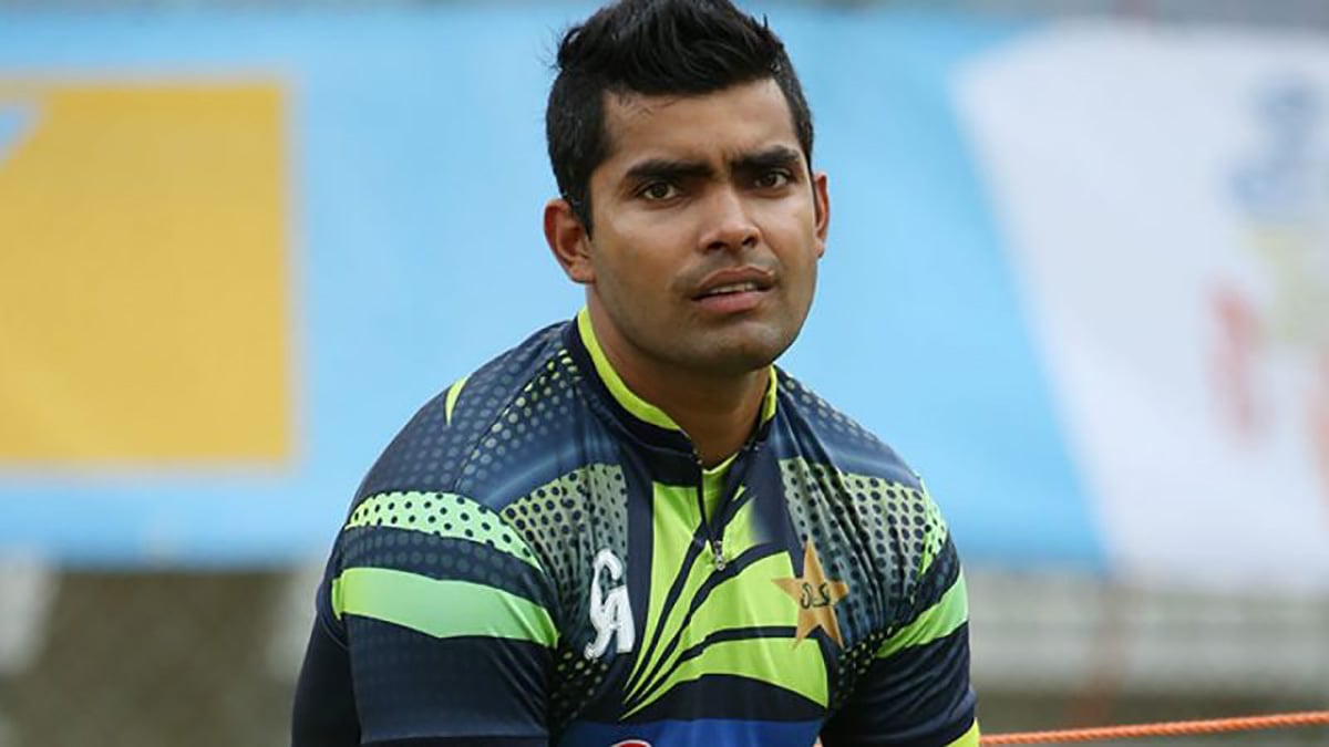 Umar Akmal files police complaint against fans for disturbing him at his house
