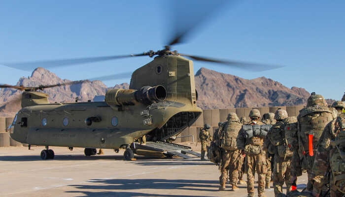 U.S. soldiers load onto a Chinook helicopter to head out on a mission in Afghanistan, Jan. 15, 2019. Photo: Reuters