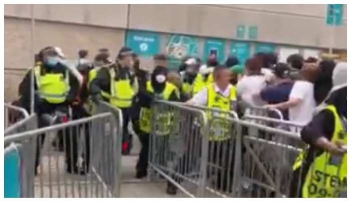 Ticketless fans of England trying to bypass the barricades at the entrance of the Wembley Stadium ahead of Euro 2020 final against Italy. Photo: Screengrab via Twitter.