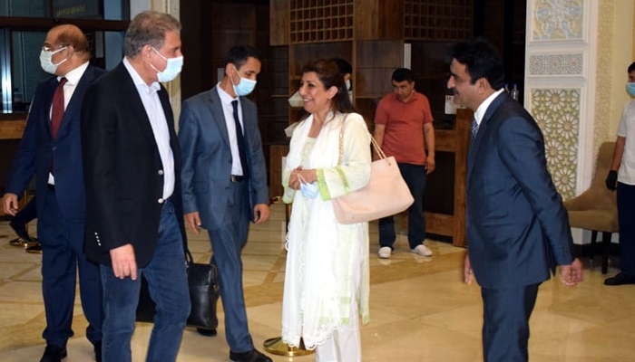 FM Qureshi arrives in Dushanbe and is greeted by Pakistani officials. Photo: Radio Pakistan