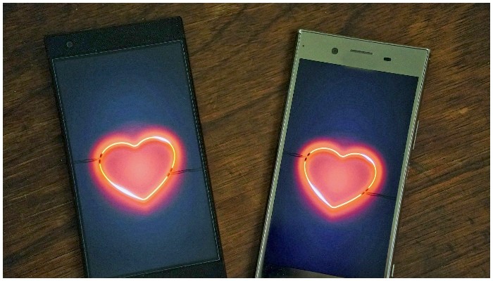 Picture showing hearts on the screen of two mobile phones. Photo: Amrothman/Pixabay.