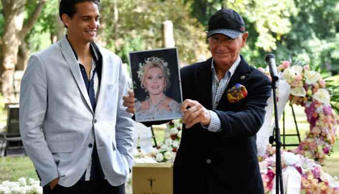 Actress Zsa Zsa Gabors ashes buried five years after her death