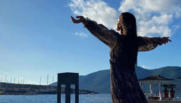 Ayeza Khan exudes free spirit energy in new snap: See Photo